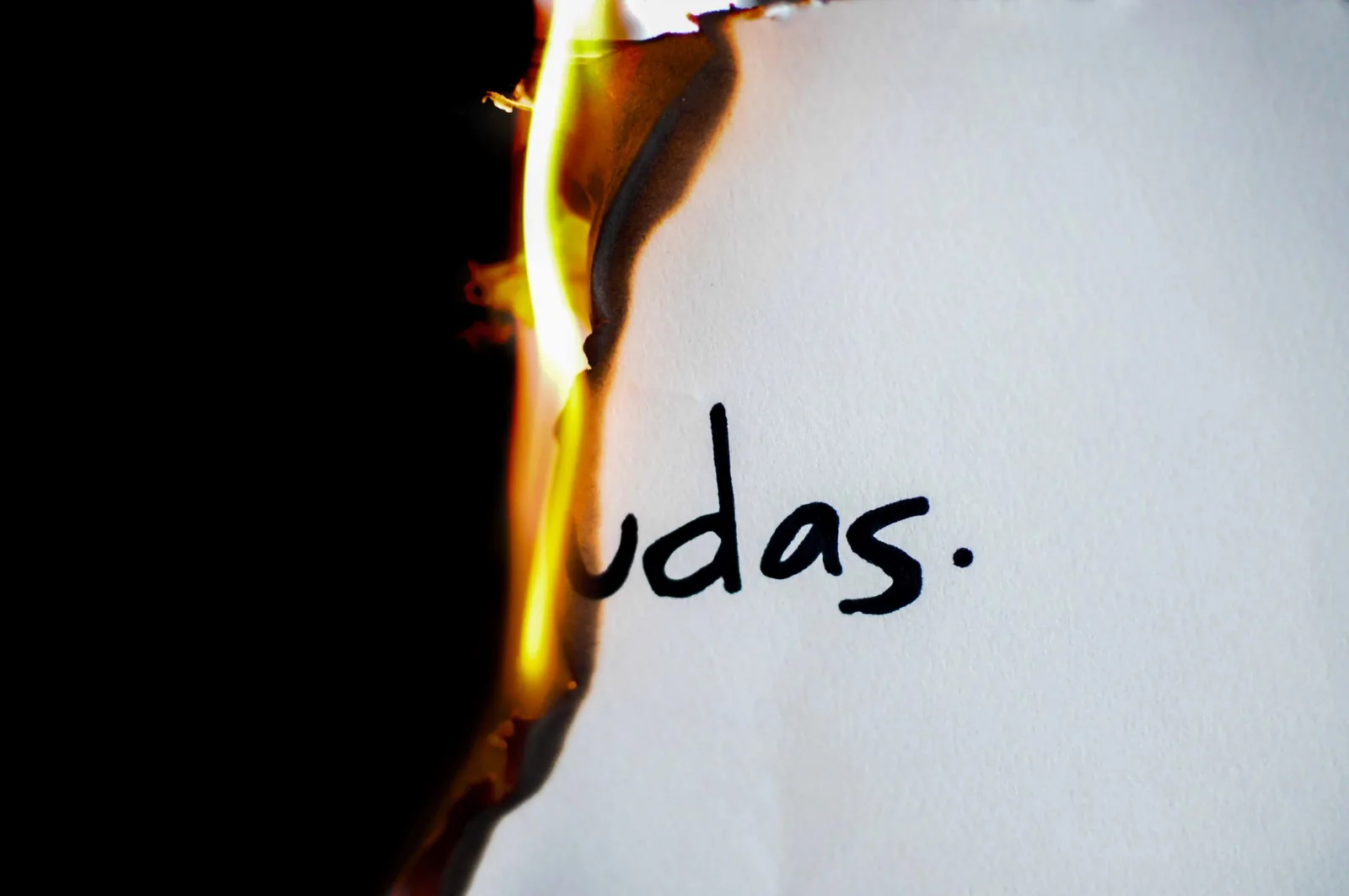 Papel manuscrito ardiendo: cuando ninguna opción es del todo buena